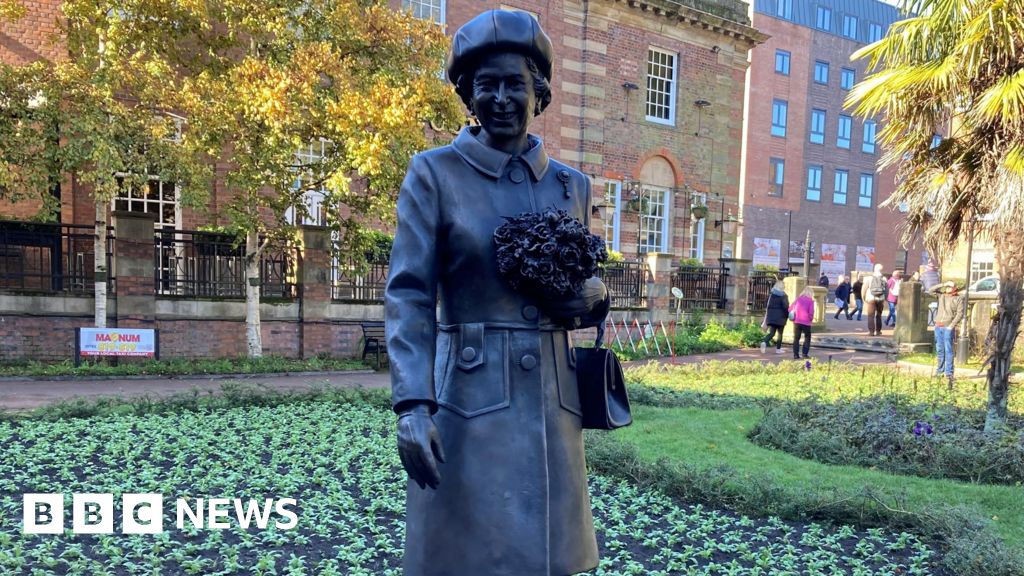 Queen Elizabeth II statue unveiled in NewcastleunderLyme