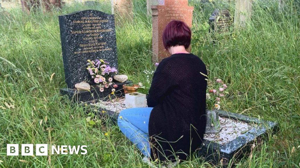 Overgrown graves at Le Foulon 'makes it hard to visit loved ones'