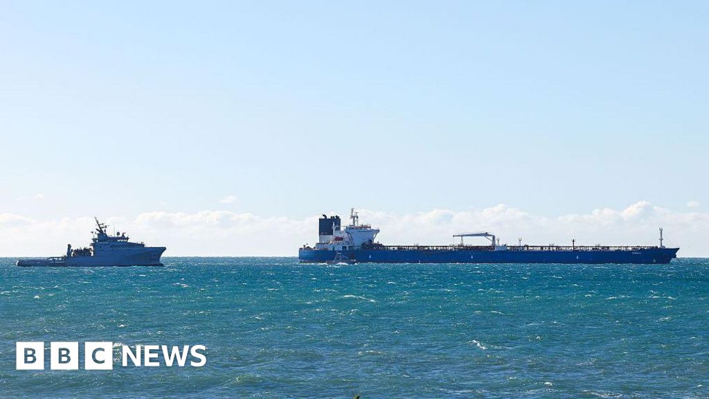 Франция казва че е освободила петролен танкер за който се