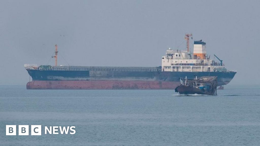 転覆した石油タンカーの行方不明の乗組員の捜索が続く