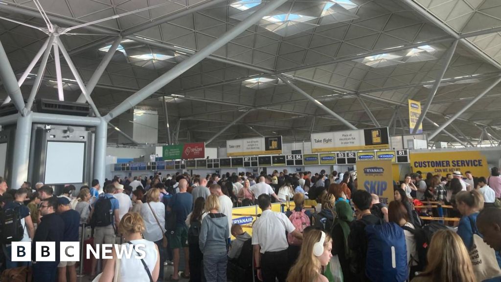 Queues at London Stansted Airport after IT outage