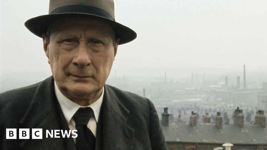 Unearthed Lowry chats reveal a ‘drifter’ who never found love – BBC News