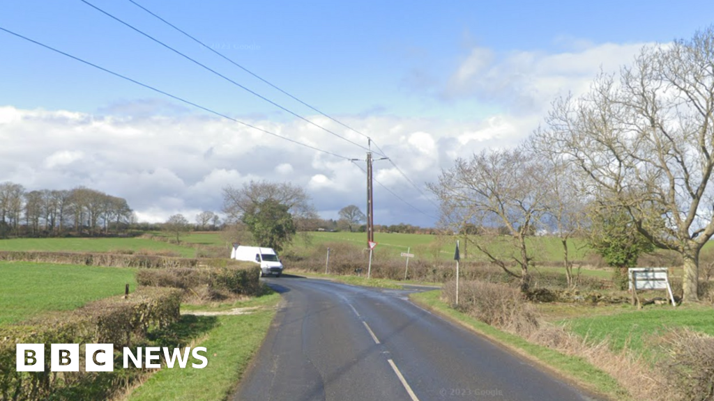 Tiga remaja tewas setelah mobil menabrak pohon di West Yorkshire