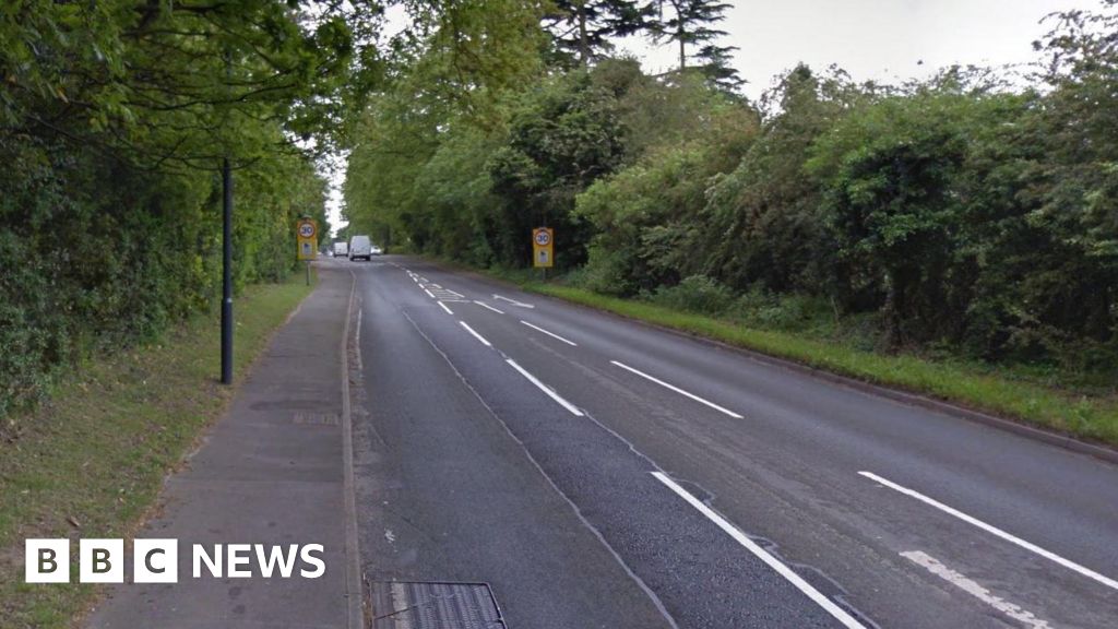 Kenilworth Road Driver dies after crashing into ditch BBC News
