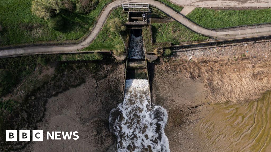 Failing water sector needs stronger regulation, review says