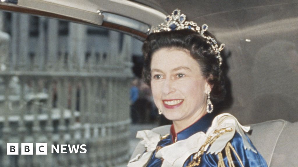 Queen not officially told for years about Palace spy, MI5 papers reveal