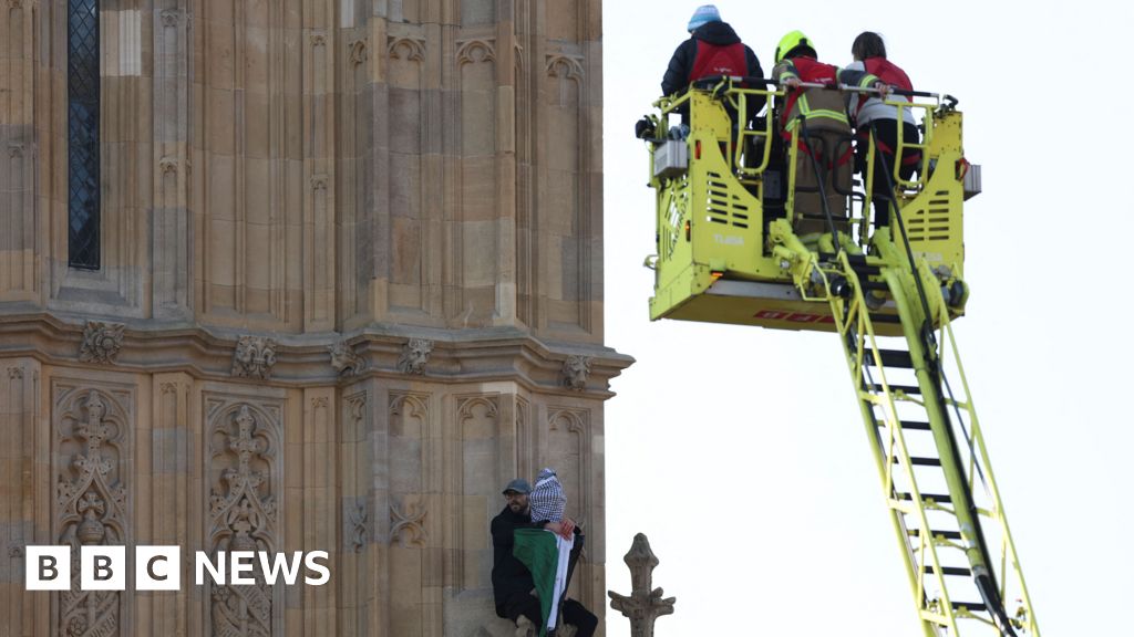 Man holding Palestinian flag climbs Big Ben tower