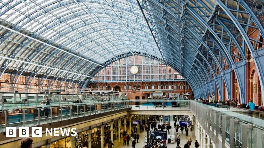 Man injured in Tommy Robinson station investigation leaves hospital