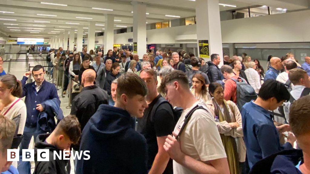 Passengers told to stay away after major airport power cut