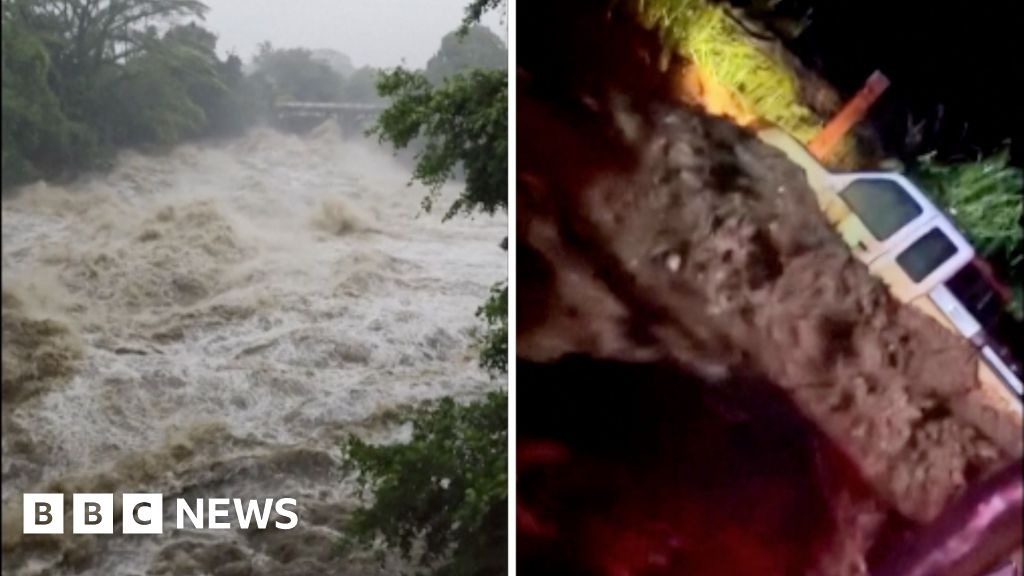 Hawaii flash floods sweep homes after Hurricane Lala