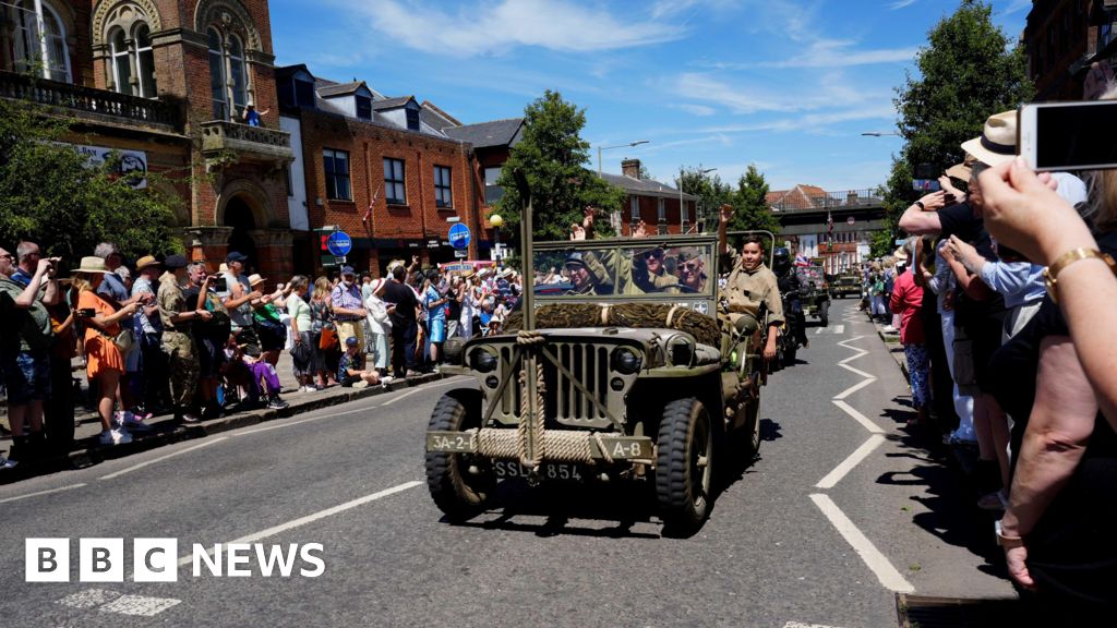 Armed Forces Day: Hungerford hosts commemorative event - BBC News