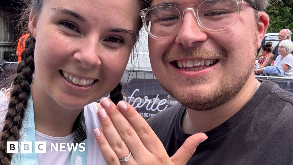 Runner's surprise proposal at marathon finish line