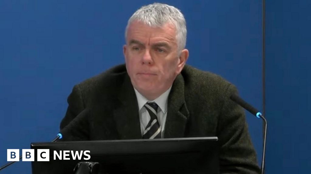 Met spy admits relationship was 'open secret'