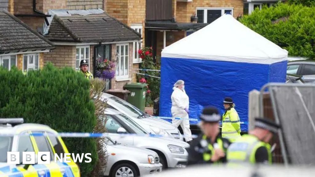 Suspect in John Hunt’s family killings has not spoken to police  – BBC News