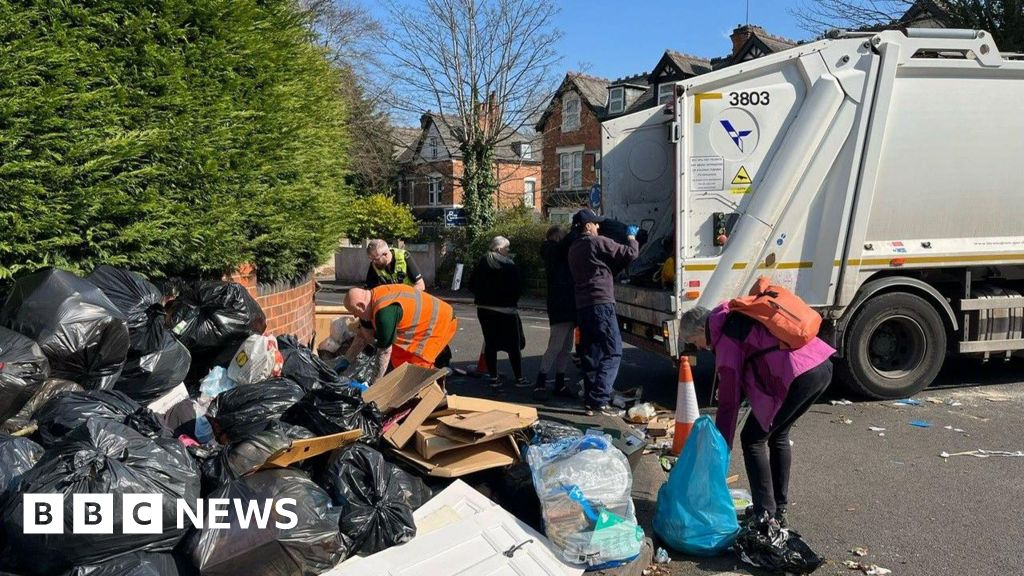 Kekacauan di Birmingham saat penduduk mengerumuni pengumpulan limbah seluler