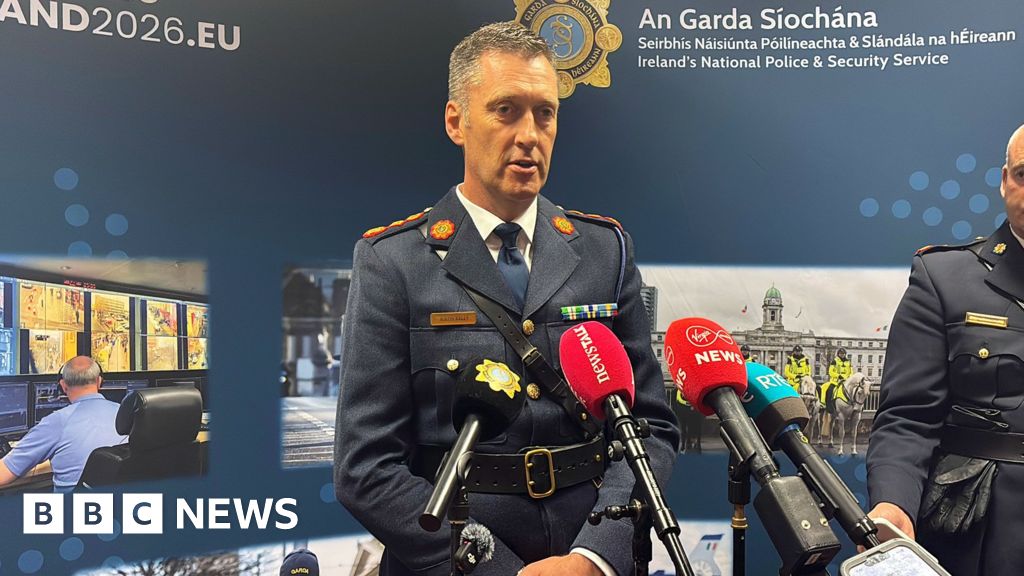 Extremely significant' bomb in car intercepted on way to NI, Irish police say