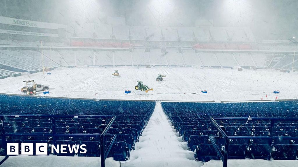 Lake-effect dumps up to 3ft of snow in Great Lakes region