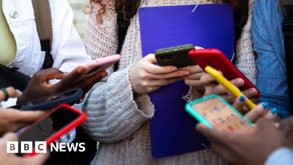 School academy trust to ban phone use for 35,000 students