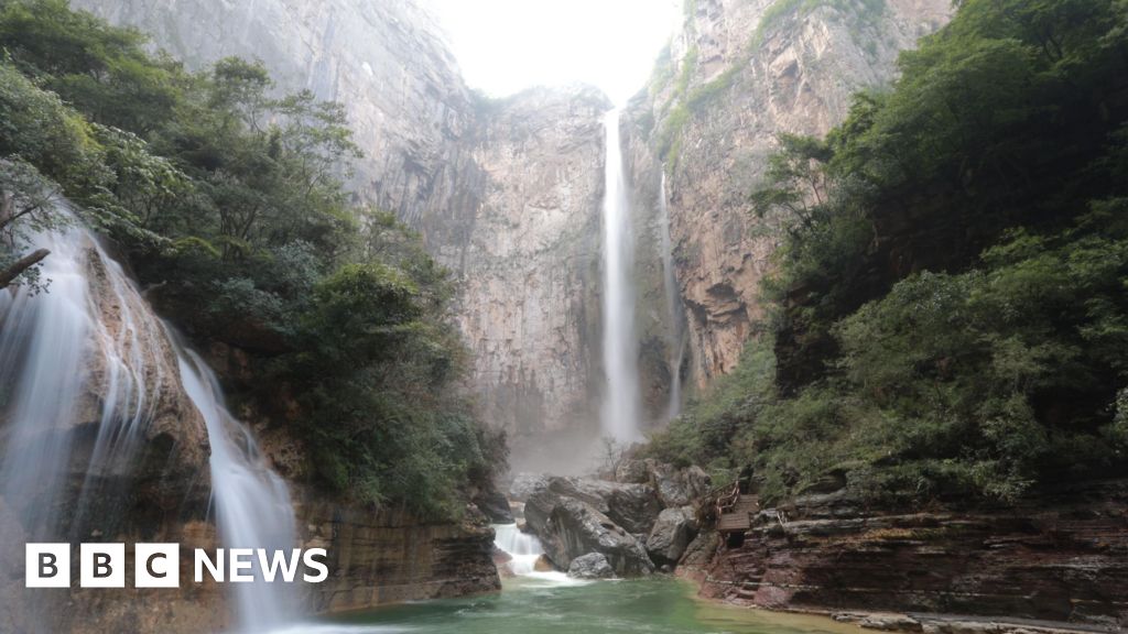Турист открива тръба, захранваща най-високия водопад в Китай