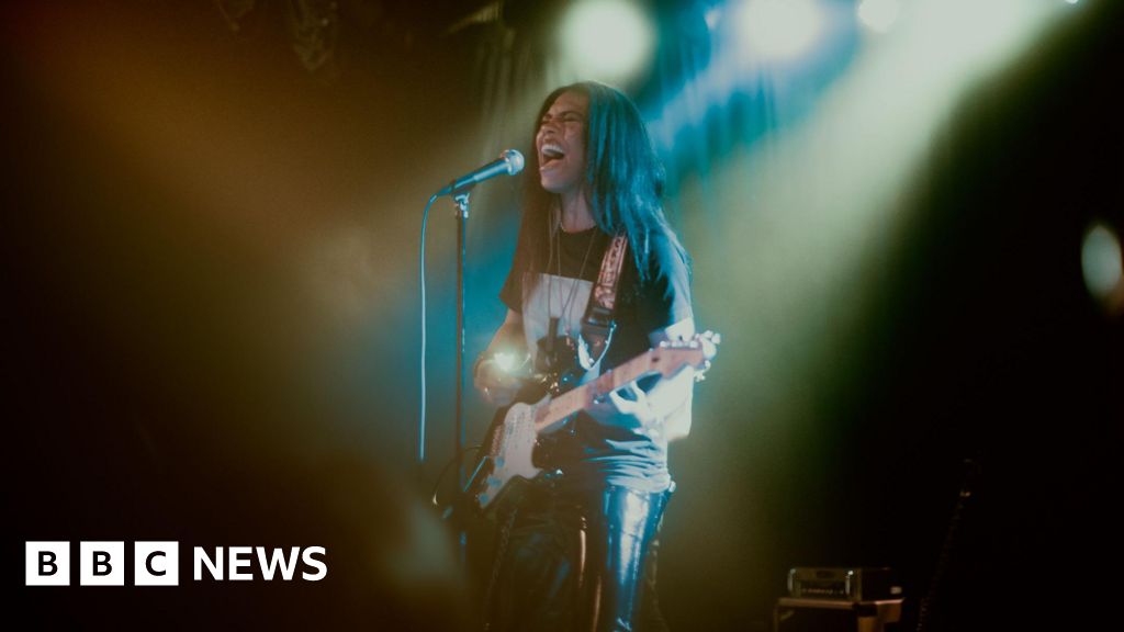 Singer wins £20k payout from music company