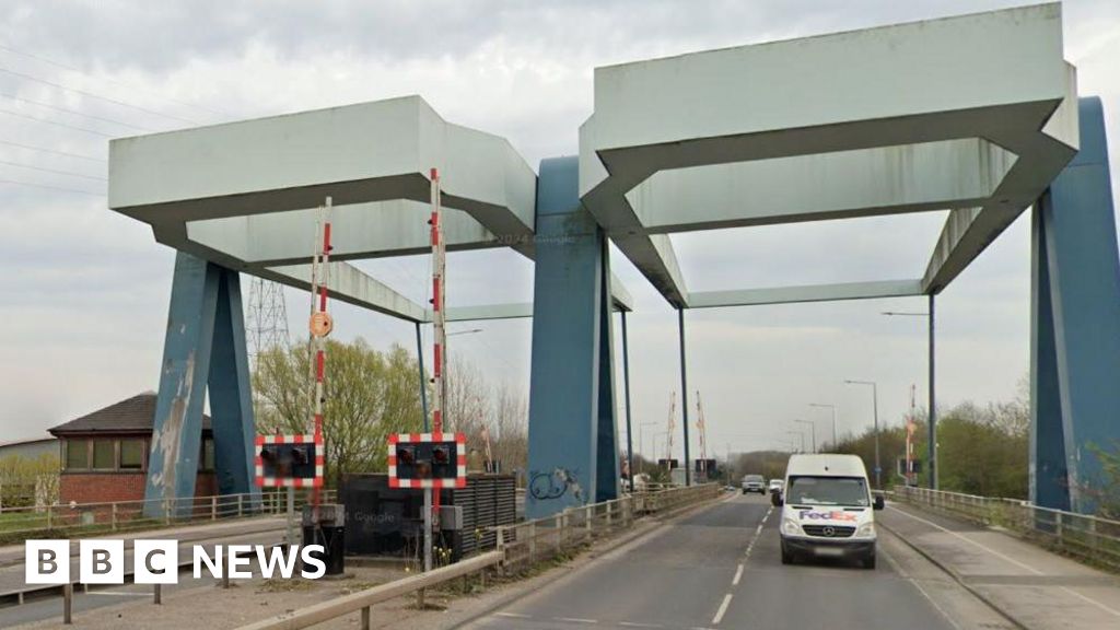 Ennerdale Bridge in Hull to close for 'crucial' investigation - BBC News