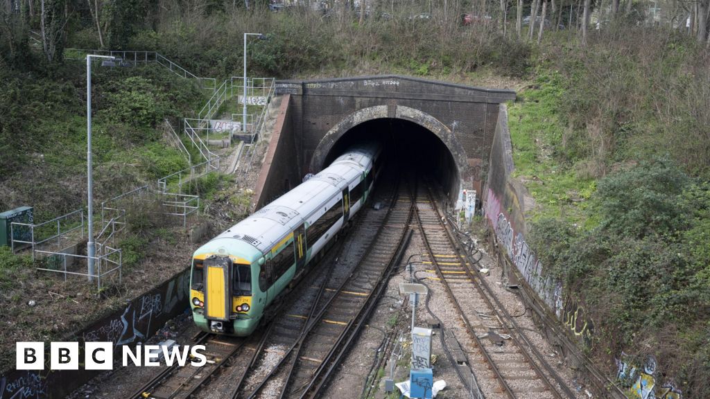 Train disruption to last nine days in south London for upgrades - BBC.com