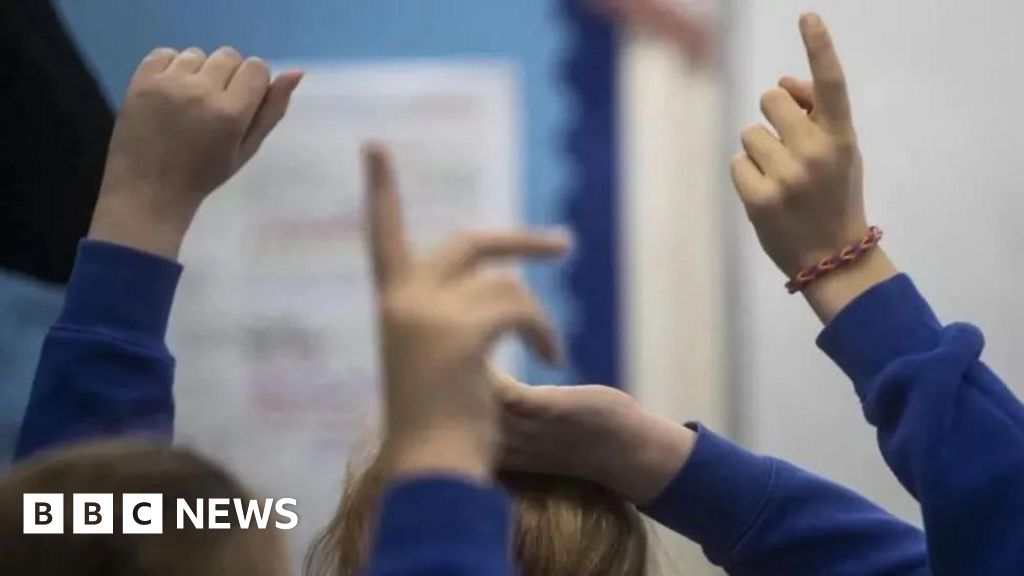 Para orang tua didesak untuk mendaftarkan siswa baru di sekolah dasar Pulau Man