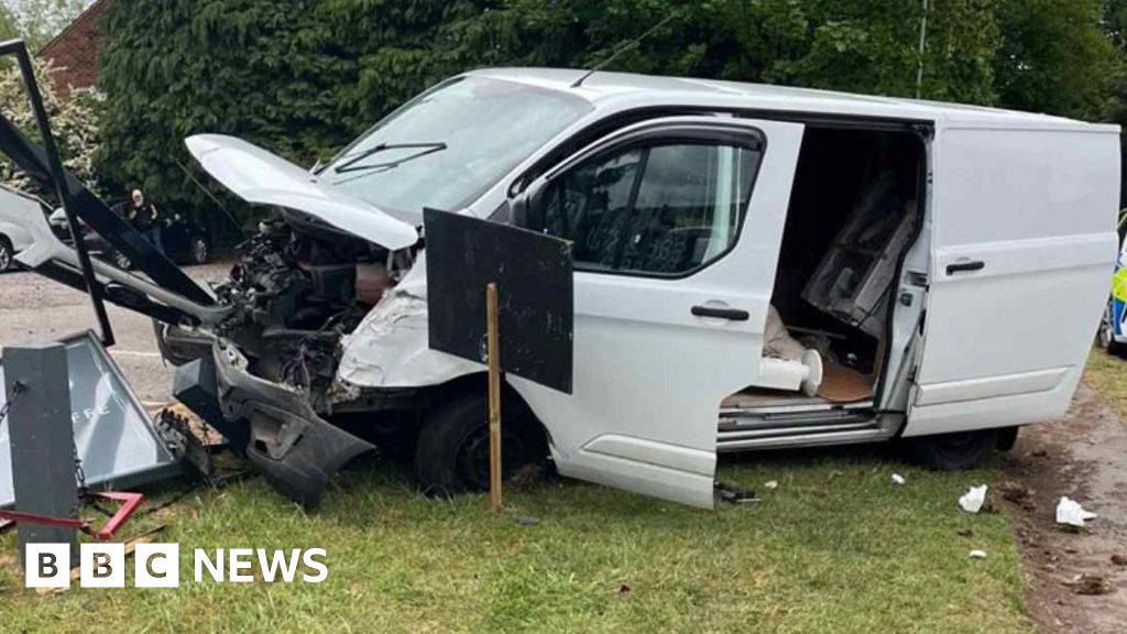 22-Year-Old Arrested After Van Crashes Into Radcliffe-on-Trent Pub Sign