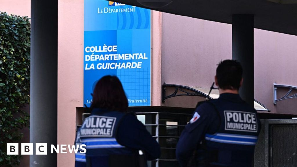 Момче, 14, намушка учител по рисуване, защото е имал „твърде много омраза“, казва той на полицията