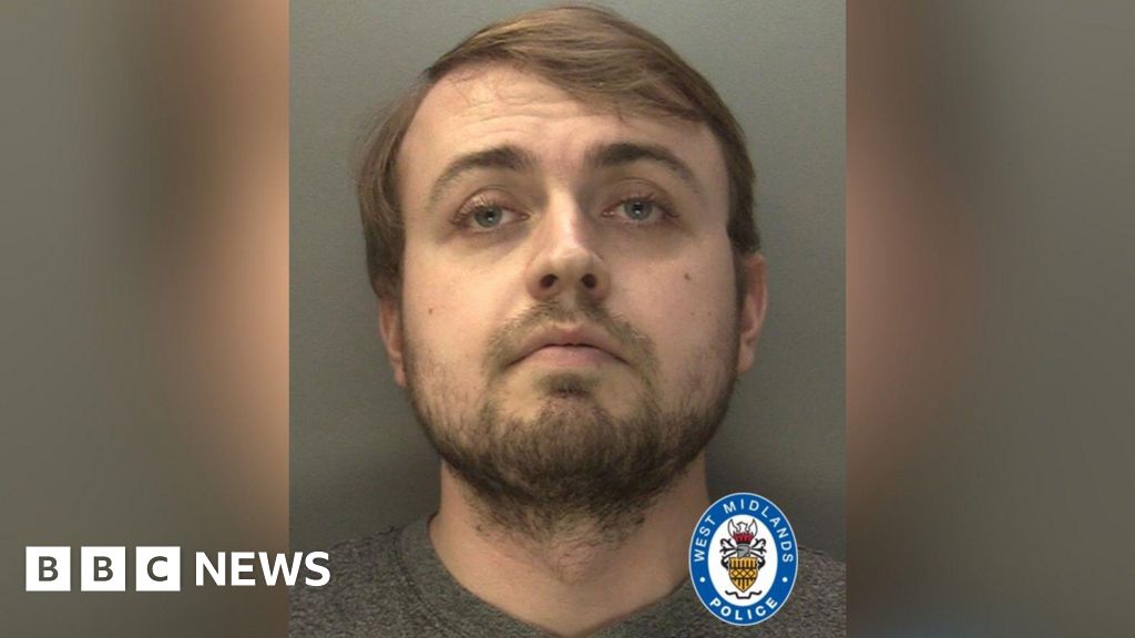 Teacher sent naked pictures to girls on Snapchat