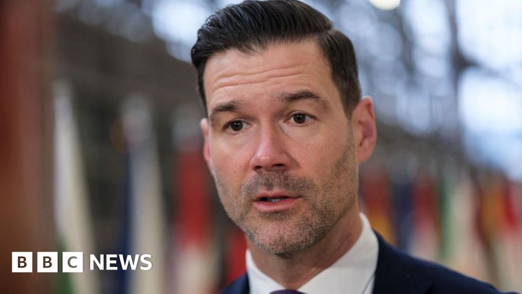 Swedish minister reveals teenage son linked to extremist groups