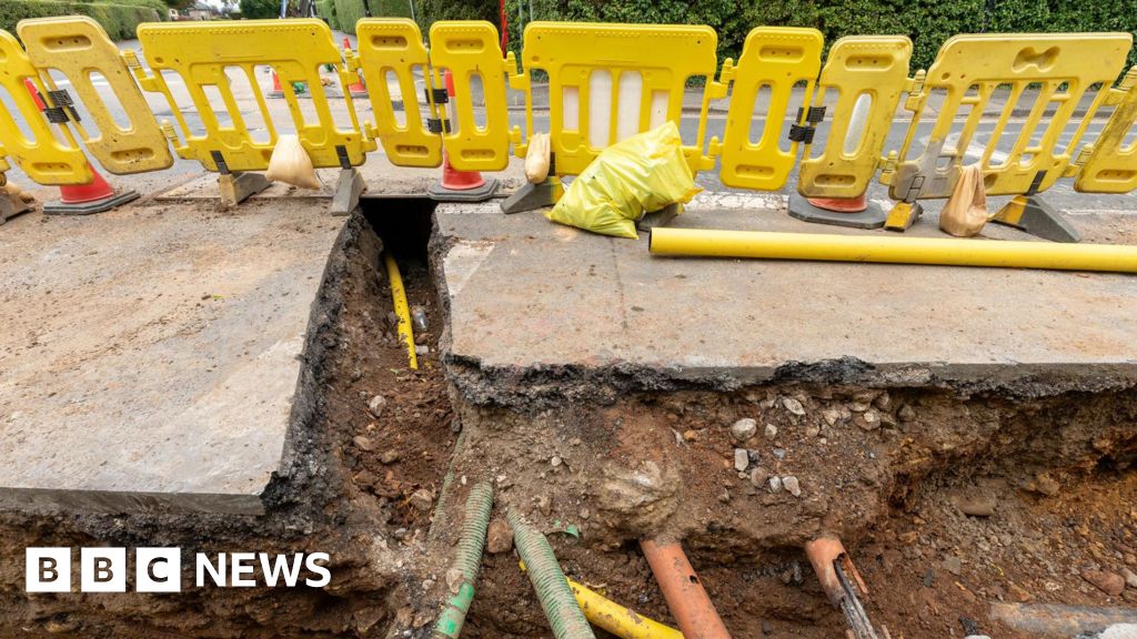 bbc.co.uk - Charis Scott-Holm - Hull's Anlaby Road to be closed for a month due to gas works - BBC News