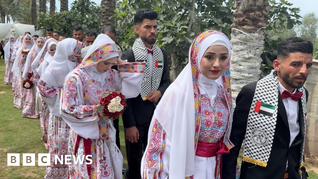 Hope in Gaza as 300 couples get married at one time