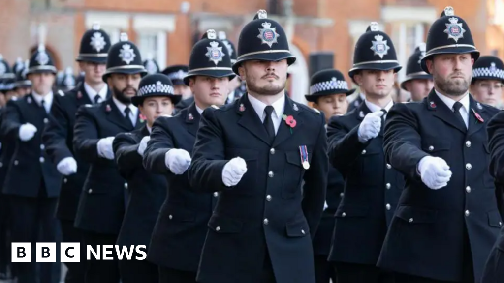 Polisi Essex berencana membuat pcsos berlebihan untuk menghemat uang