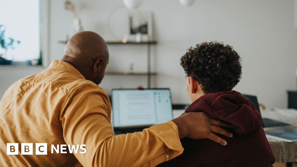 bbc.co.uk - Charis Scott-Holm - Virtual memory boxes to protect memories of Hull children in care - BBC News
