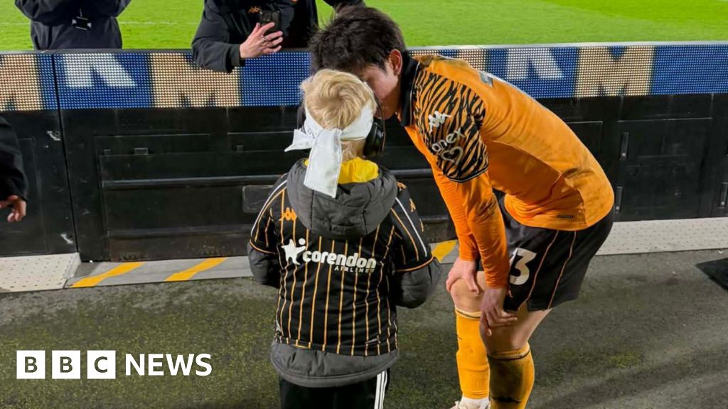Hull City winger Yu Hirakawa's gifts shirt to bullied young fan