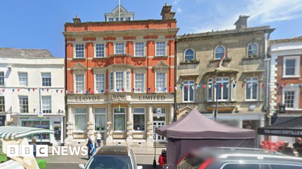 Closure of Lloyds Bank branch in Devizes 'disappointing'
