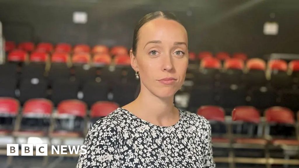 Ex-dancer settles with Royal Ballet School over 'body-shaming'