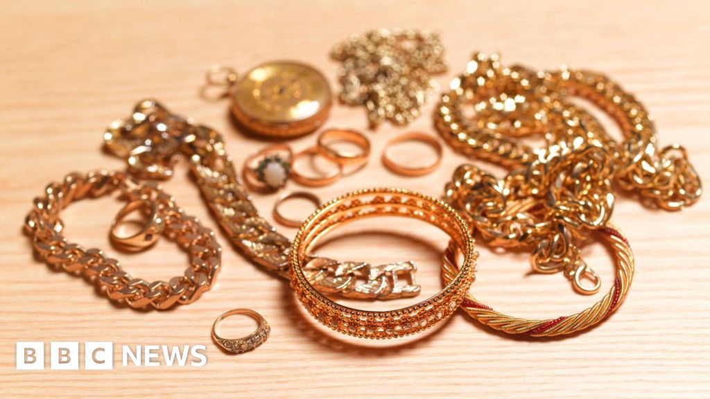 Demand for online jewellery boosts December retail sales