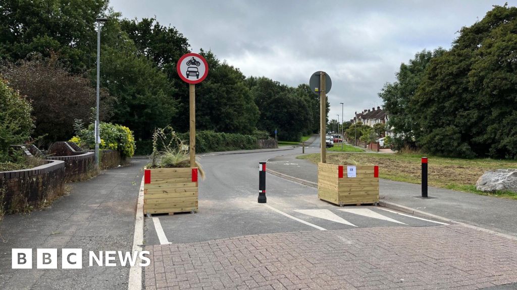 Taxis allowed access to Exeter low-traffic roads - BBC News