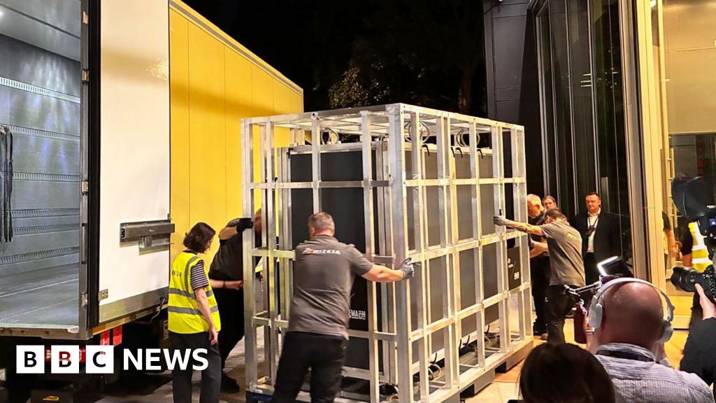 Bayeux tapestry arrives at British Museum in dead of night