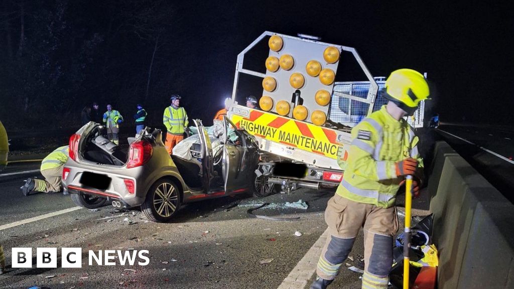 Pengemudi M11 dipotong gratis setelah menabrak kendaraan jalan raya di Essex