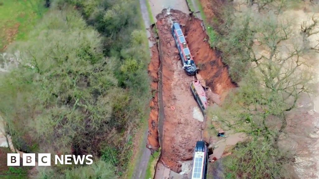 Luftaufnahmen zeigen das Ausmaß der Schäden durch das Erdloch in ...