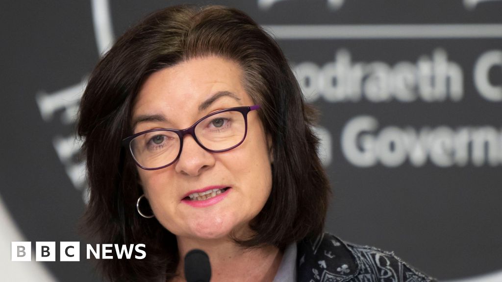 Eluned Morgan confirms bid to be first minister