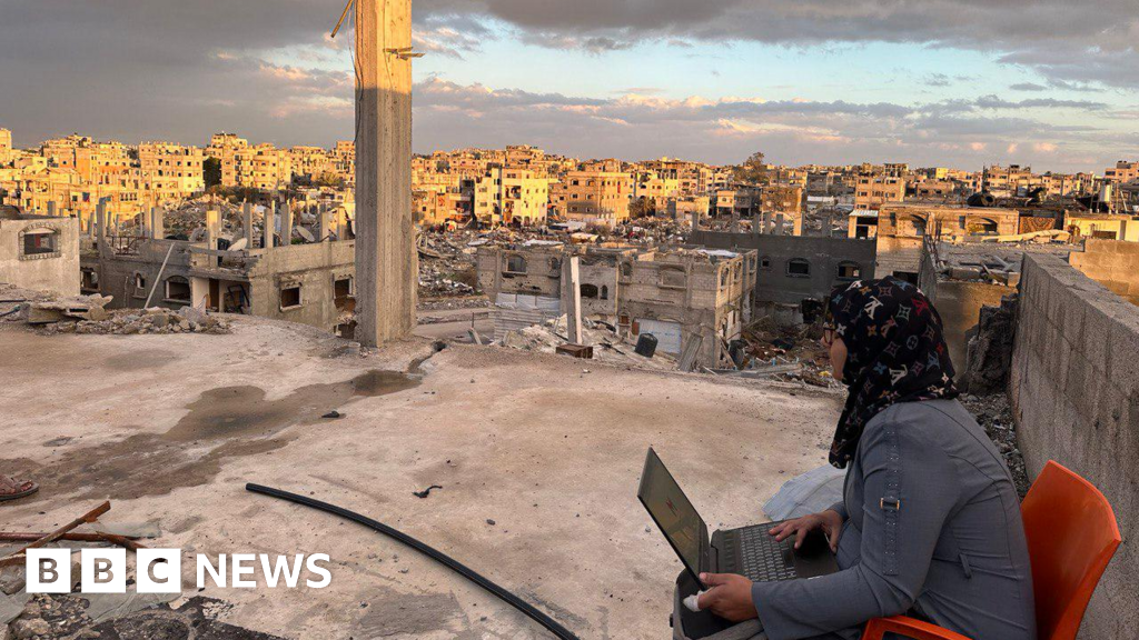 Gaza scholars await UK evacuation to pursue studies thumbnail
