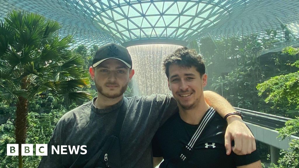 Singapore Airlines: Welsh passenger tried to save heart-attack victim – BBC News