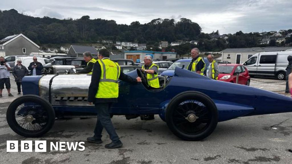 Worlds first 150mph car returns to beach where it broke record