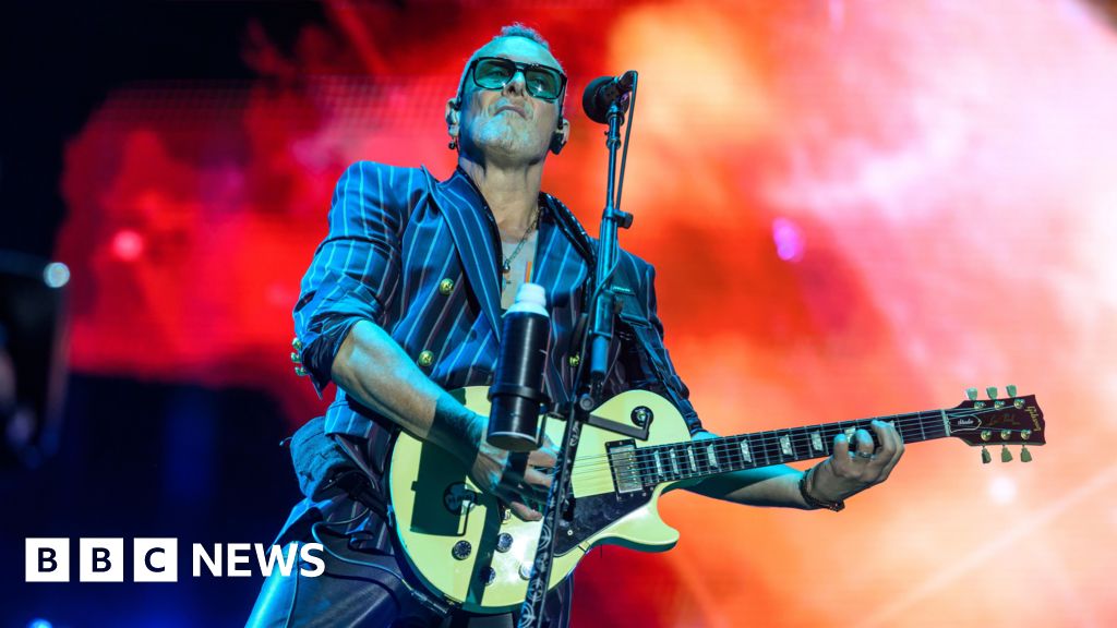 Def Leppard guitarist speaks of 'tension' onstage during Troubles