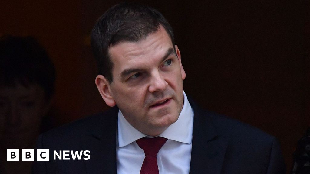 Top Foreign Office official Olly Robbins to leave post after Mandelson vetting row