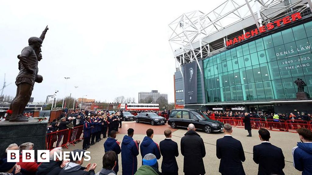 Fans bid farewell to Denis Law at United star's funeral